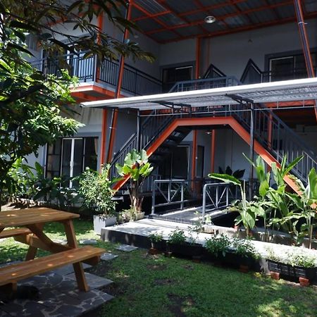 ZEN Rooms Adisucipto Airport Джокякарта Екстериор снимка