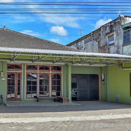ZEN Rooms Adisucipto Airport Джокякарта Екстериор снимка