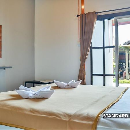 ZEN Rooms Adisucipto Airport Джокякарта Екстериор снимка