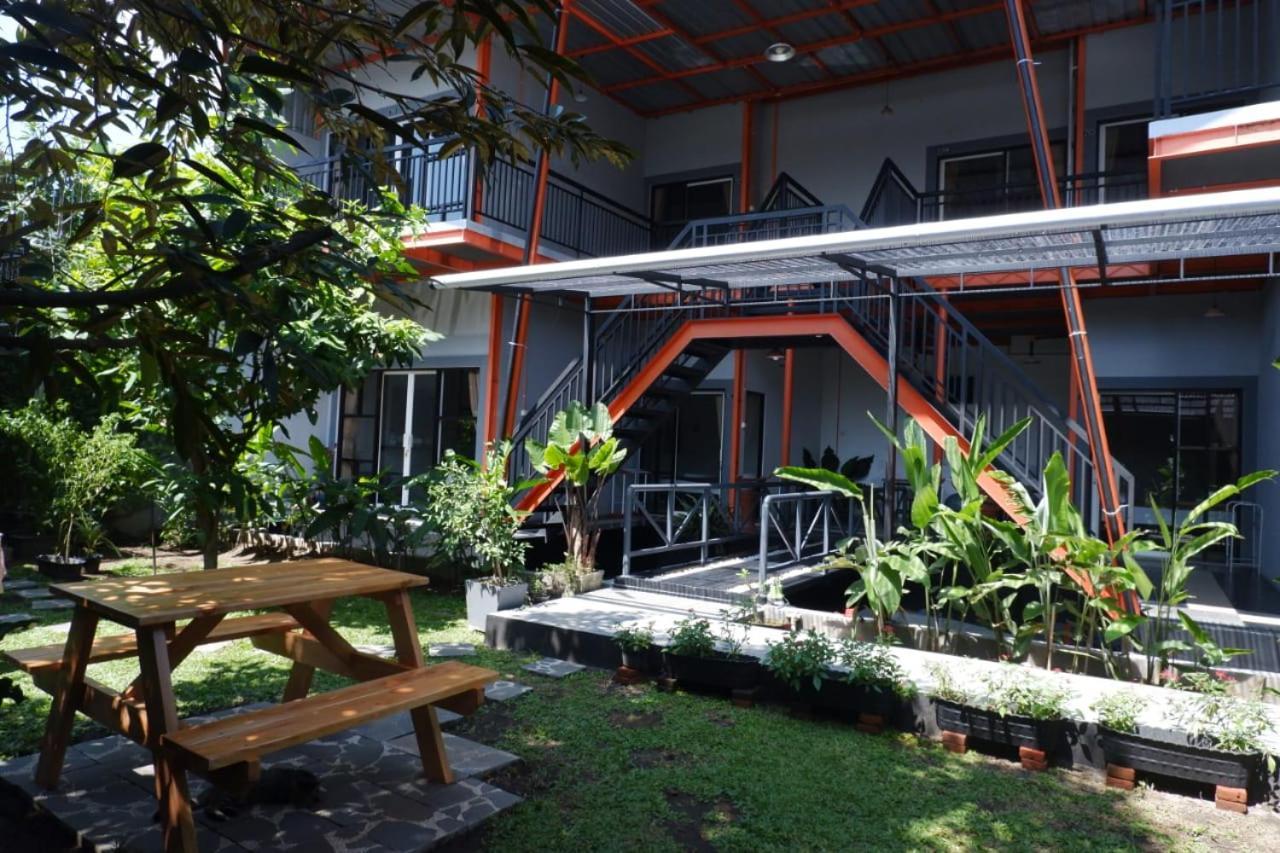 ZEN Rooms Adisucipto Airport Джокякарта Екстериор снимка