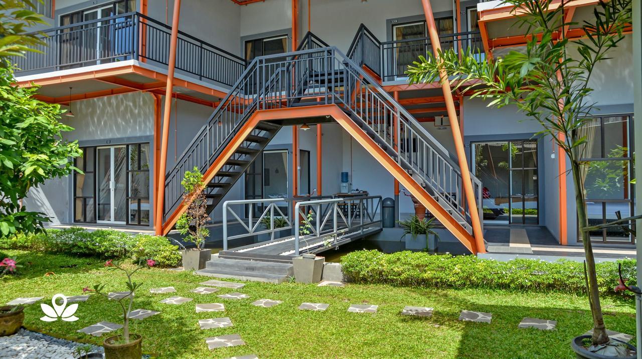 ZEN Rooms Adisucipto Airport Джокякарта Екстериор снимка