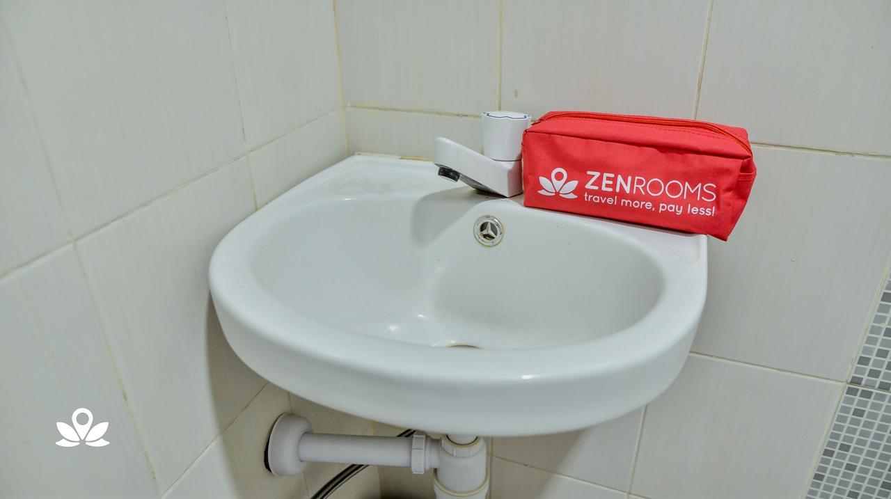ZEN Rooms Adisucipto Airport Джокякарта Екстериор снимка