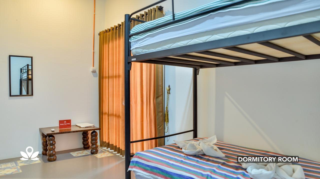 ZEN Rooms Adisucipto Airport Джокякарта Екстериор снимка